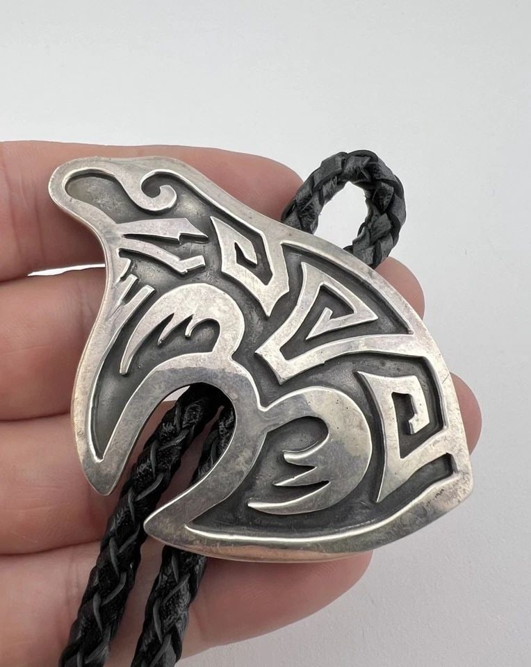 VINTAGE HOPI STERLING SILVER DETAILED OVERLAY BEAR BOLO TIE 2.75": VINTAGE HOPI STERLING SILVER DETAILED OVERLAY BEAR BOLO TIE 2.75" Vintage Hopi Sterling Silver Detailed Overlay Bear Bolo Tie 2.75" Size: 1 3/4" Tall by 2 3/4" Wide Weight is 44.3 Grams on my scale Me