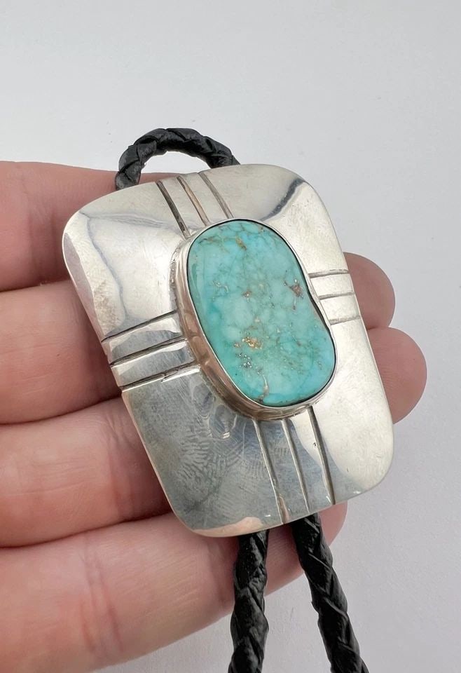 VINTAGE NAVAJO STERLING SILVER CARICO LAKE TURQUOISE STAMPED RECTANGLE BOLO TIE (1 of 2)