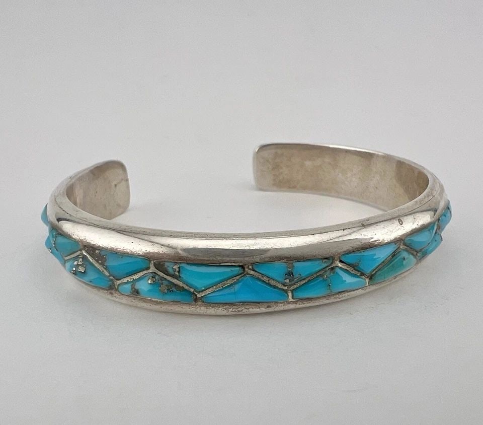 VTG NAVAJO STERLING SILVER KINGMAN TURQUOISE 3D FLUSH CUFF BRACELET 33G: VTG NAVAJO STERLING SILVER KINGMAN TURQUOISE 3D FLUSH CUFF BRACELET 33G Vtg Navajo Sterling Silver Kingman Turquoise 3D Flush Cuff Bracelet 33g Cuff is a Tad Over 5" tip to Tip and has a Slightly Over