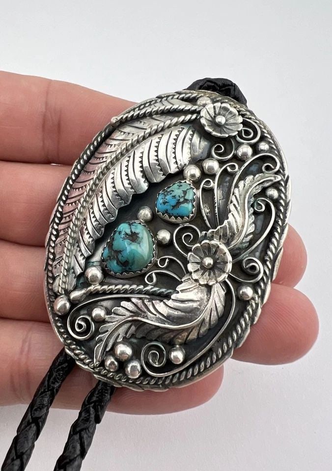 VTG NAVAJO STERLING SILVER NATURAL KINGMAN TURQUOISE DEEP STAMPED BOLO TIE 2.5": VTG NAVAJO STERLING SILVER NATURAL KINGMAN TURQUOISE DEEP STAMPED BOLO TIE 2.5" Vtg Navajo Sterling Silver Natural Kingman Turquoise Deep Stamped Bolo Tie 2.5" Size: Around 2 1/2" Tall by Just Under 2