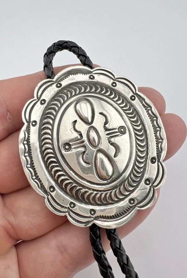 VTG KIRK SMITH NAVAJO STERLING SILVER DEEP STAMPED OVAL BOLO TIE 2.25": VTG KIRK SMITH NAVAJO STERLING SILVER DEEP STAMPED OVAL BOLO TIE 2.25" Vtg Kirk Smith Navajo Sterling Silver Deep Stamped Oval Bolo Tie 2.25" Size: 2 1/4" Tall by 2" Wide Weight is 35.9 Grams on my sc
