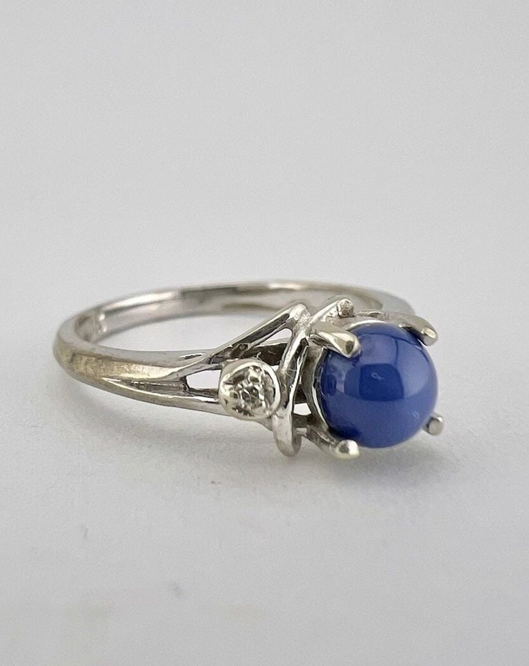 ESTATE 10K WHITE GOLD NATURAL CABOCHON BLUE STAR SAPPHIRE & DIAMOND RING: ESTATE 10K WHITE GOLD NATURAL CABOCHON BLUE STAR SAPPHIRE & DIAMOND RING Estate 10k White Gold Natural Cabochon Blue Star Sapphire & Diamond Ring Ring Size 5.25 - Can Be Re Sized Weight is 1.9 Grams o