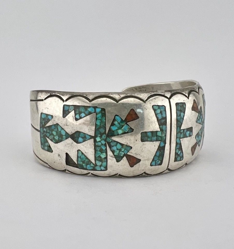 VTG NAVAJO STERLING SILVER CRUSHED CHIP TURQUOISE & CORAL FLUSH CUFF BRACELET: VTG NAVAJO STERLING SILVER CRUSHED CHIP TURQUOISE & CORAL FLUSH CUFF BRACELET Vtg Navajo Sterling Silver Crushed Chip Turquoise & Coral Flush Cuff Bracelet Cuff is Over 5 1/2" tip to Tip and has a 7/8