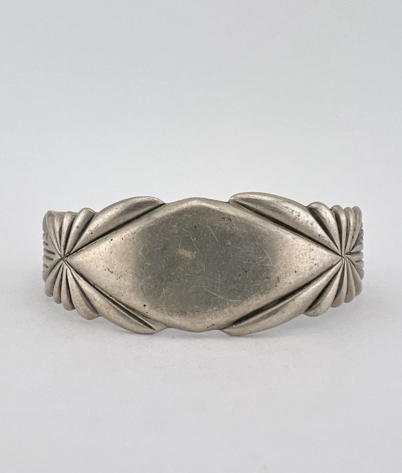 VINTAGE F.CHEE NAVAJO HAND MADE STERLING SILVER PLAINE CUFF BRACELET 33.3G (1 of 2)
