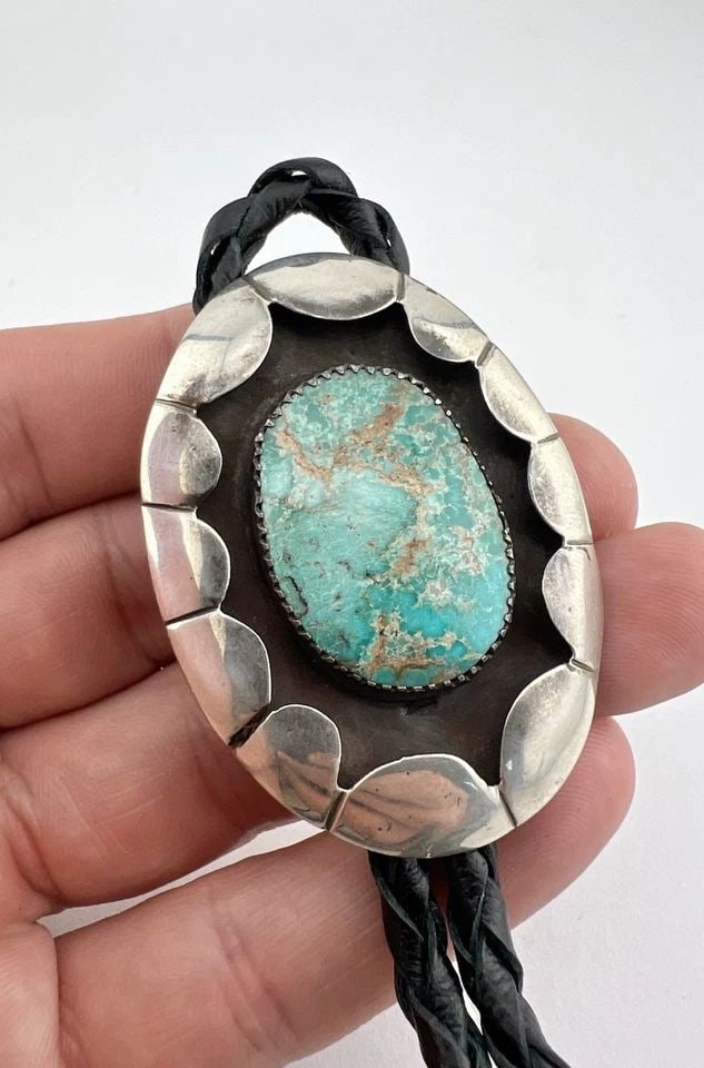 VINTAGE NAVAJO STERLING SILVER ROYSTON TURQUOISE SHADOWBOX BOLO TIE 2 1/8": VINTAGE NAVAJO STERLING SILVER ROYSTON TURQUOISE SHADOWBOX BOLO TIE 2 1/8" Vintage Navajo Sterling Silver Royston Turquoise Shadowbox Bolo Tie 2 1/8" Size: 2 1/8" Tall by 1 1/2" Wide Weight is 30.8 Gr