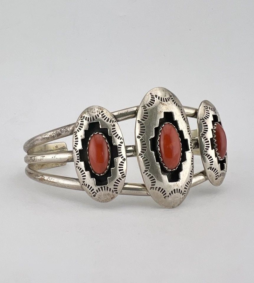 VINTAGE NAVAJO STERLING SILVER DEEP RED CORAL SHADOWBOX STAMPED CUFF BRACELET: VINTAGE NAVAJO STERLING SILVER DEEP RED CORAL SHADOWBOX STAMPED CUFF BRACELET Vintage Navajo Sterling Silver Deep Red Coral Shadowbox Stamped Cuff Bracelet Cuff is 5 5/8" tip to Tip and has a 1 1/8" W