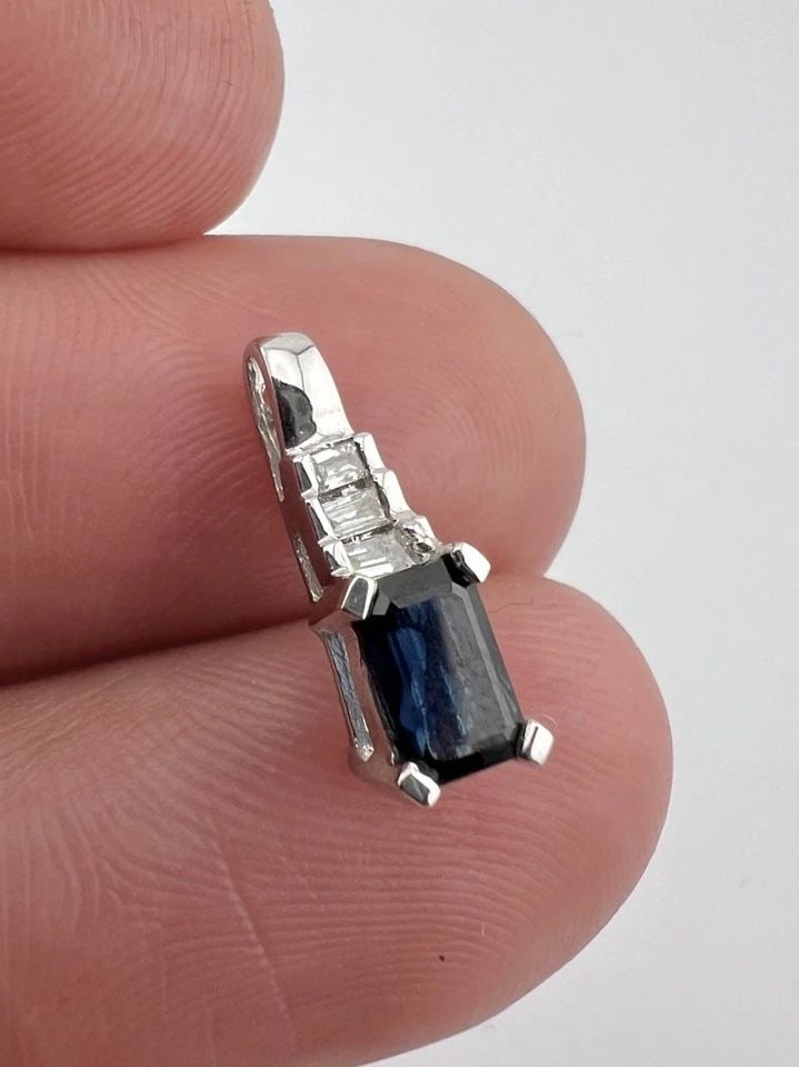 DESIGNER ADL .950 PLATINUM NATURAL BLUE SAPPHIRE & DIAMOND SLIDE PENDANT: DESIGNER ADL .950 PLATINUM NATURAL BLUE SAPPHIRE & DIAMOND SLIDE PENDANT Designer ADL .950 Platinum Natural Blue Sapphire & Diamond Slide Pendant Size: 5/8" Tall With bail By 5mm Wide Metal: .950 Plat