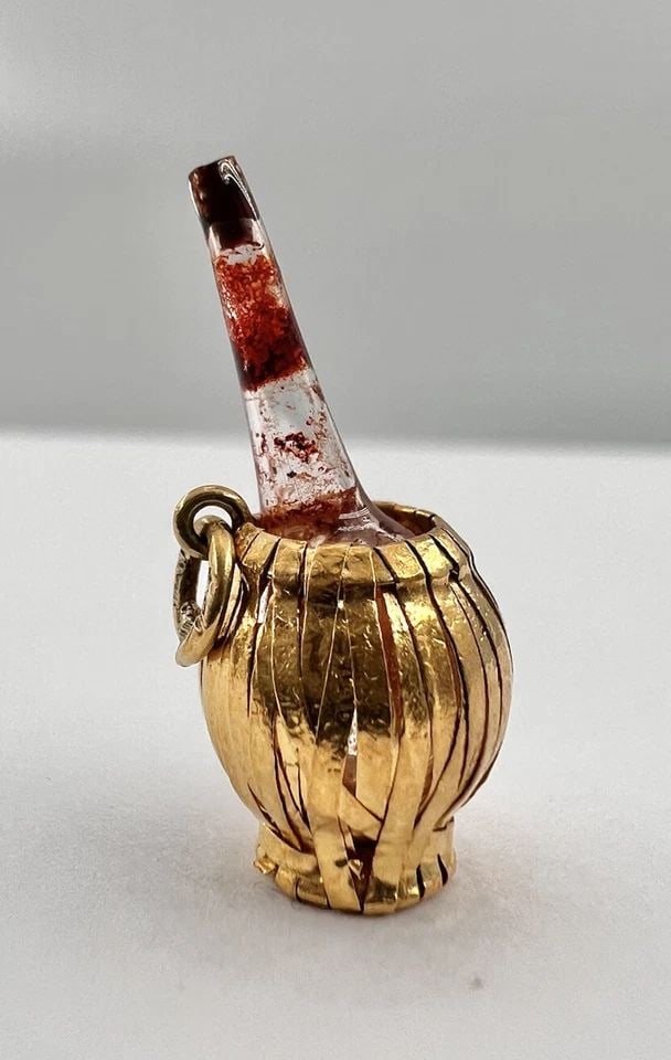 ANTIQUE RARE 18K YELLOW GOLD GLASS CHALCEDONY CHIANTI WINE BOTTLE CHARM PENDANT (1 of 2)