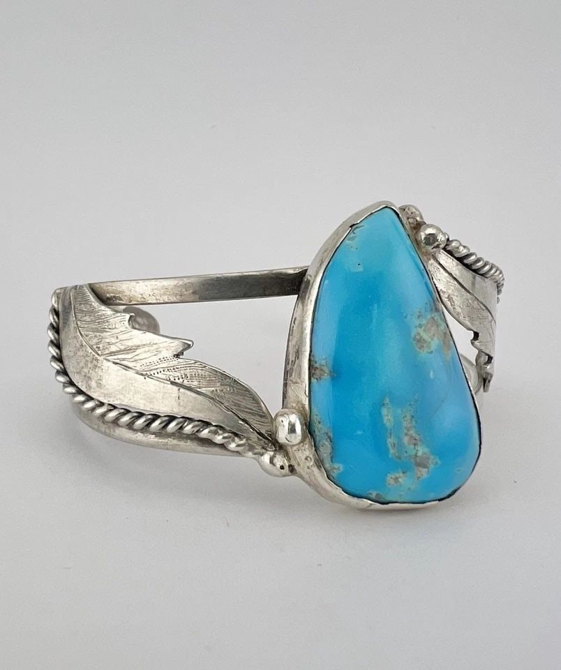 VTG NAVAJO STERLING SILVER WEBBED FOX TURQUOISE STAMPED CUFF BRACELET 29.1G: VTG NAVAJO STERLING SILVER WEBBED FOX TURQUOISE STAMPED CUFF BRACELET 29.1G Vtg Navajo Sterling Silver Webbed Fox Turquoise Stamped Cuff Bracelet 29.1g Cuff is 5 3/8" tip to Tip and has a 1" Wide Adju