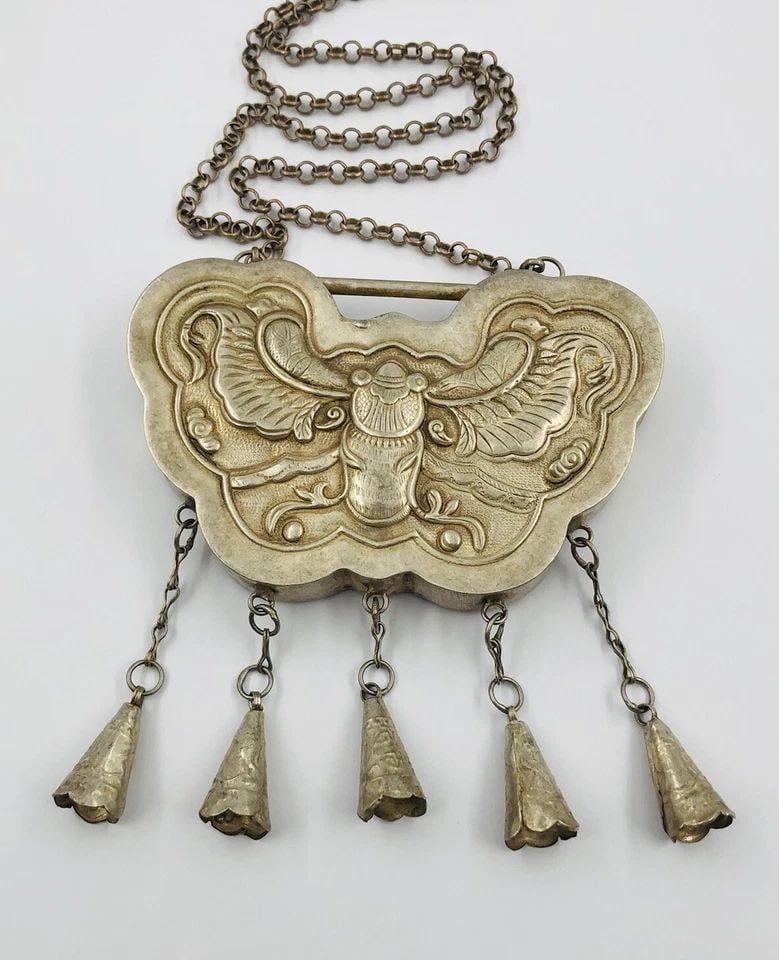 OLD CHINESE SILVER REPOUSSE DOUBLE SIDED BUTTERFLY DANGLE PENDANT NECKLACE 109G (1 of 2)