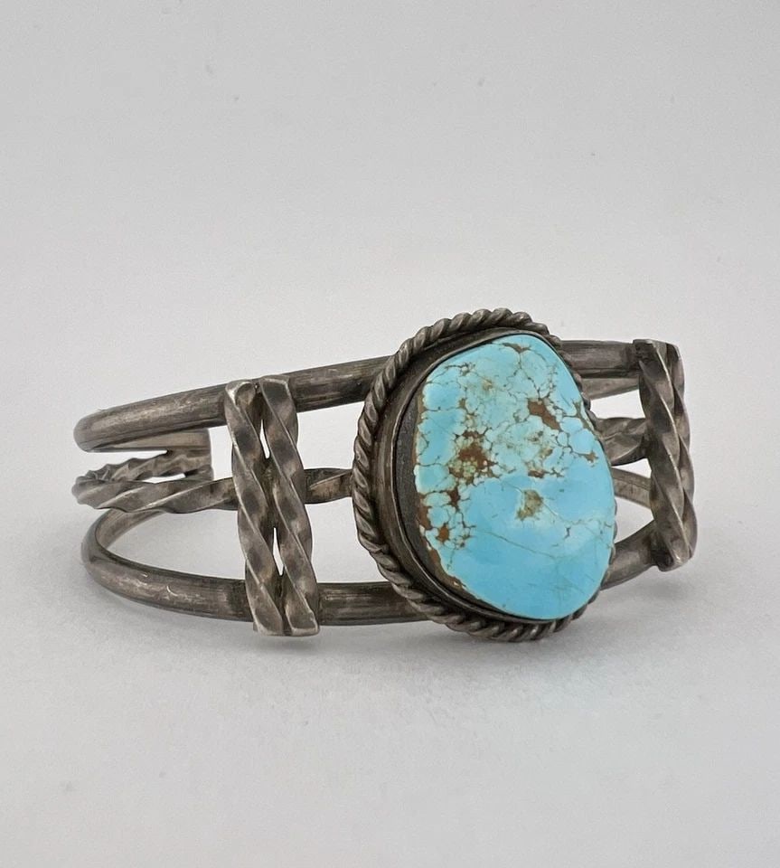 VINTAGE NAVAJO STERLING SILVER HIGH GRADE ROYSTON TURQUOISE CUFF BRACELET: VINTAGE NAVAJO STERLING SILVER HIGH GRADE ROYSTON TURQUOISE CUFF BRACELET Vintage Navajo Sterling Silver High Grade Royston Turquoise Cuff Bracelet Cuff is 5 1/8" tip to Tip and has a 1" Wide Adjustab