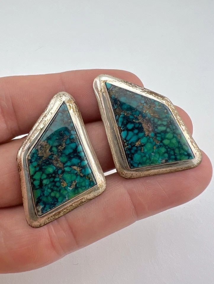 VTG NAVAJO STERLING SILVER HIGH GRADE DAMELE VARISCITE TURQUOISE CLIP EARRINGS: VTG NAVAJO STERLING SILVER HIGH GRADE DAMELE VARISCITE TURQUOISE CLIP EARRINGS Vtg Navajo Sterling Silver High Grade Damele Variscite Turquoise Clip Earrings Size: Just Under 1 1/2" Tall & 1" Wide Wei