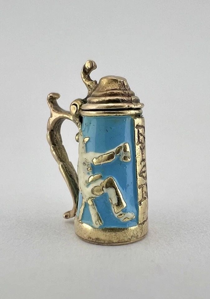 VINTAGE 375 - 9K YELLOW GOLD ARTICULATED ENAMEL BEER STEIN MUG CHARM PENDANT (1 of 2)