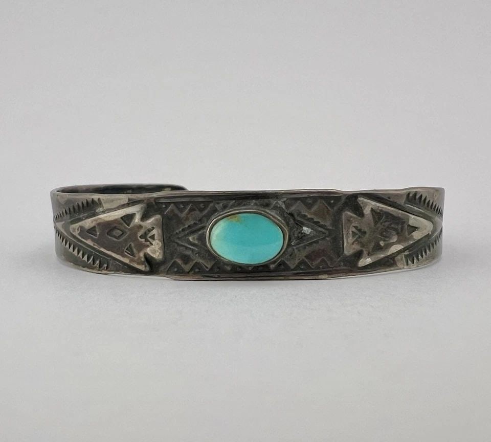 FRED HARVEY NAVAJO SILVER CERRILLOS TURQUOISE STAMPED ARROWHEAD CUFF BRACELET (1 of 2)