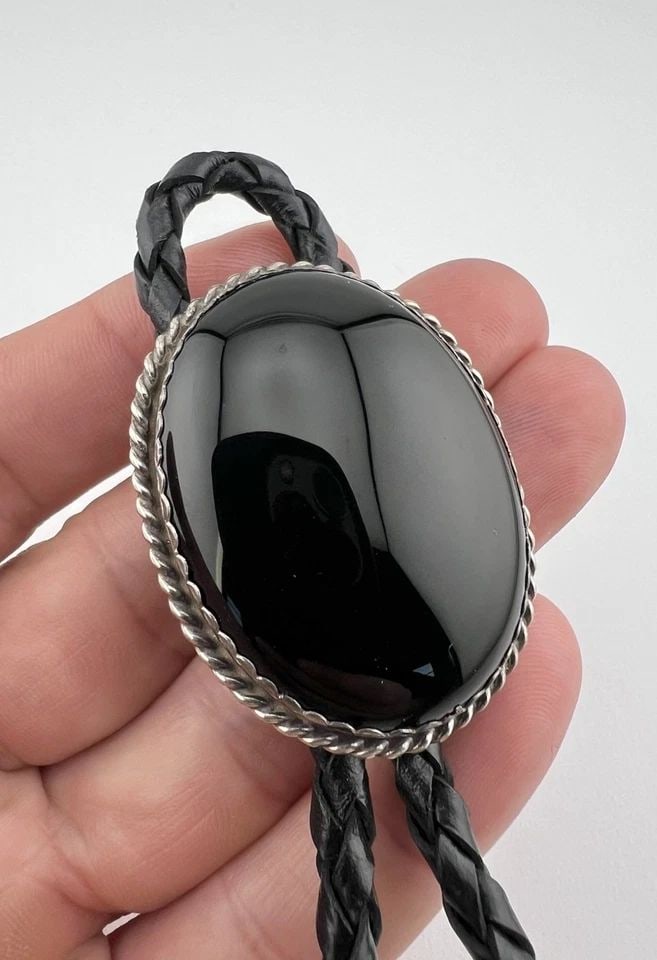 VINTAGE NAVAJO STERLING SILVER BLACK ONYX STAMPED OVAL TWIST BOLO TIE 1.75": VINTAGE NAVAJO STERLING SILVER BLACK ONYX STAMPED OVAL TWIST BOLO TIE 1.75" Vintage Navajo Sterling Silver Black Onyx Stamped Oval Twist Bolo Tie 1.75" Size: 1 3/4" Tall & 1 3/8" Wide Weight is 39.8 G