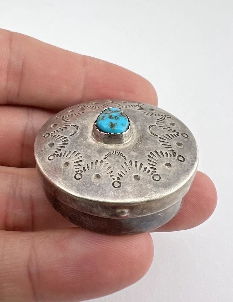 VTG FRED HARVEY ERA NAVAJO BLUE TURQUOISE STERLING SILVER STAMPED ROUND PILL BOX (1 of 2)