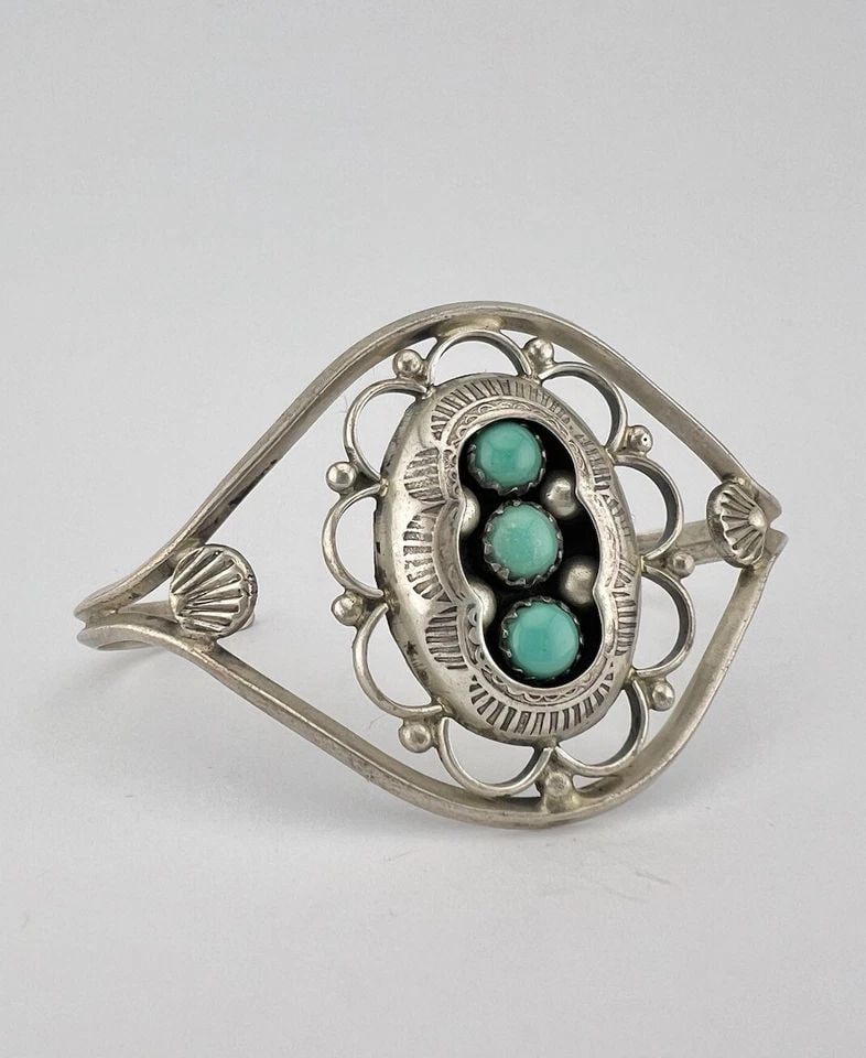 VINTAGE ZUNI TURQUOISE STERLING SILVER SHADOWBOX STAMPED CUFF BRACELET: VINTAGE ZUNI TURQUOISE STERLING SILVER SHADOWBOX STAMPED CUFF BRACELET Vintage Zuni Turquoise Sterling Silver Shadowbox Stamped Cuff Bracelet Cuff is 4 7/8" tip to Tip and has a 1" Adjustable Gap Cuff