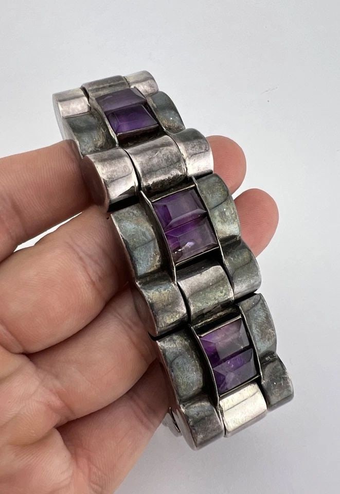 VINTAGE 1980S GIANNI VERSACE SILVER TONE GEOMETRIC CLIP ON EARRINGS 2 5/8": VINTAGE 1980S GIANNI VERSACE SILVER TONE GEOMETRIC CLIP ON EARRINGS 2 5/8" Vintage 1980s Gianni Versace Silver Tone Modernist Geometric Clip On Earrings 2 5/8" Size: 2 5/8" Tall By 2 1/" Wide Silver T