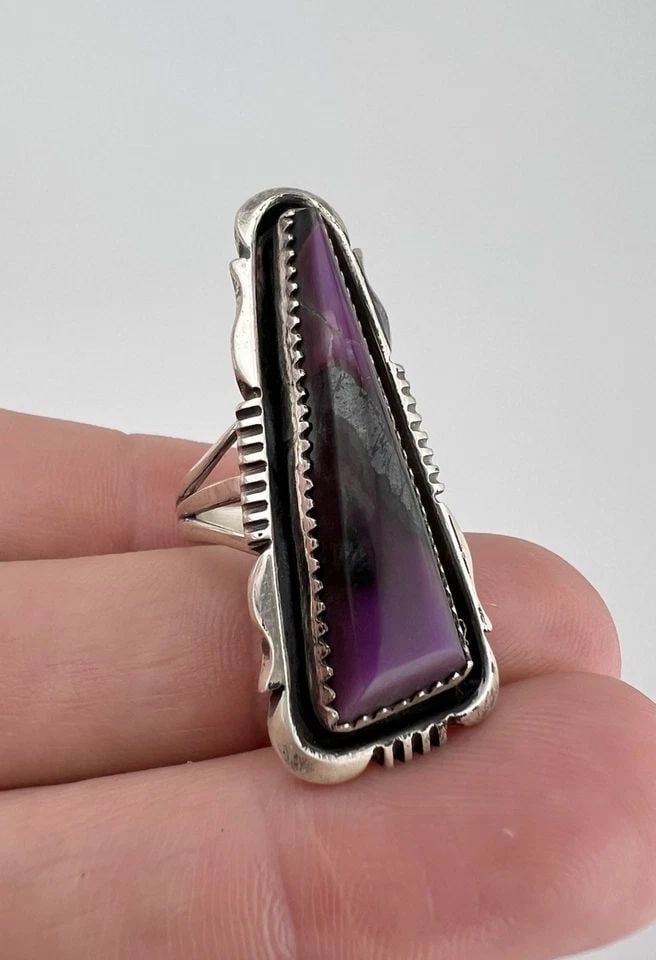 HUGE VTG WILL DENETDALE NAVAJO STERLING SILVER SUGILITE TRIANGLE STAMPED RING: HUGE VTG WILL DENETDALE NAVAJO STERLING SILVER SUGILITE TRIANGLE STAMPED RING HUGE Vtg Will Denetdale Navajo Sterling Silver Sugilite Triangle Stamped Ring Ring Size: 7 - Can Be Resized Weight is 9.8 