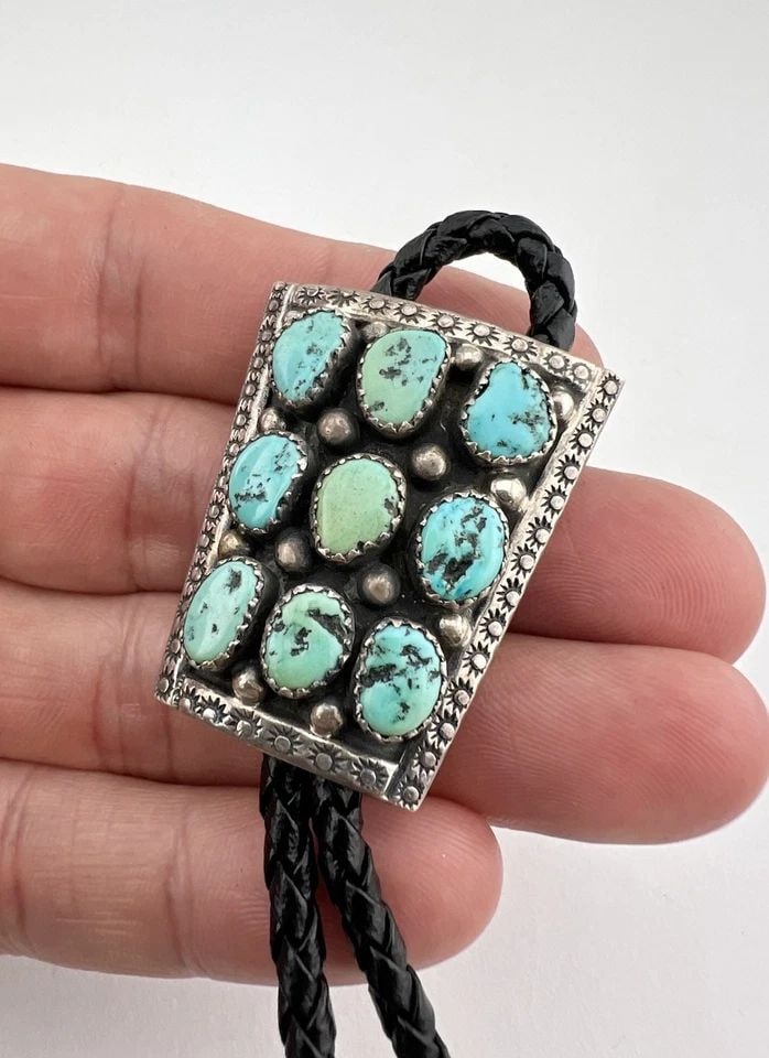 VINTAGE NAVAJO STERLING SILVER KINGMAN TURQUOISE STAMPED CLUSTER BOLO TIE (1 of 2)