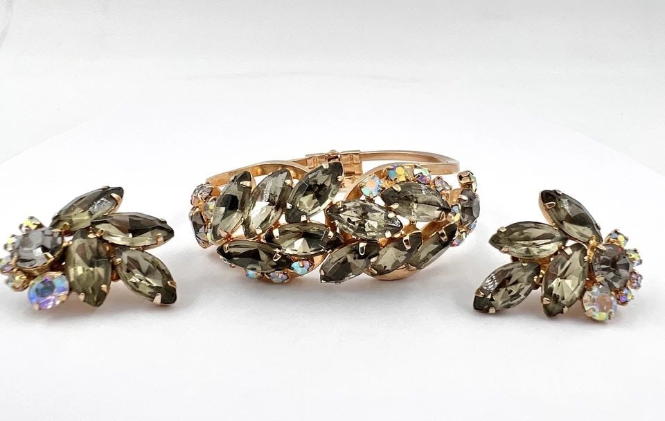 VTG JULIANA D&E SMOKEY & AURORA BOREALIS RHINESTONE CLIP EARRING & BRACELET SET (1 of 2)