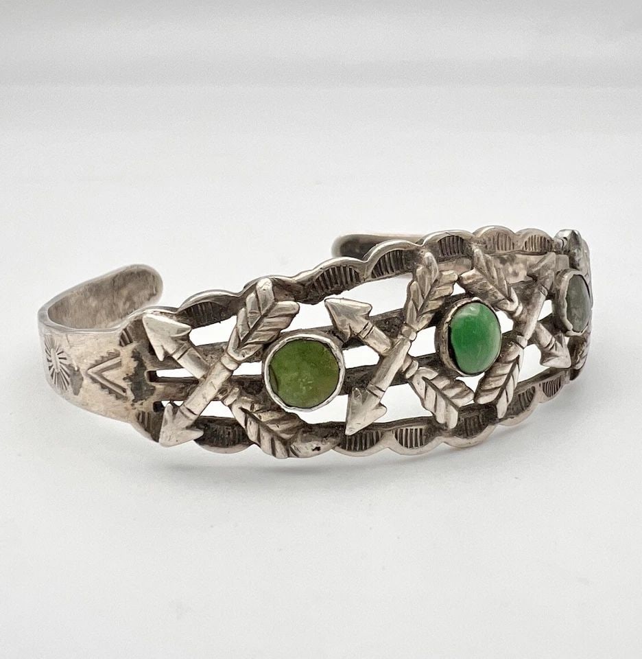 FRED HARVEY ERA NAVAJO STERLING SILVER CERRILLOS TURQUOISE ARROW CUFF BRACELET (1 of 2)