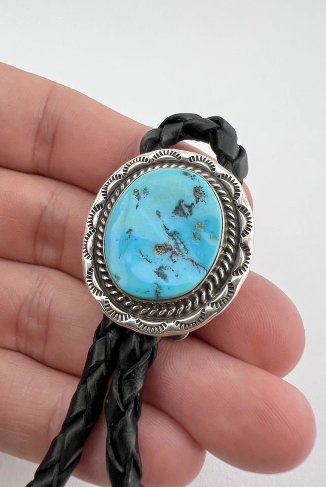 VINTAGE NAVAJO STERLING SILVER SLEEPING BEAUTY TURQUOISE STAMPED BOLO TIE 1.25" (1 of 2)