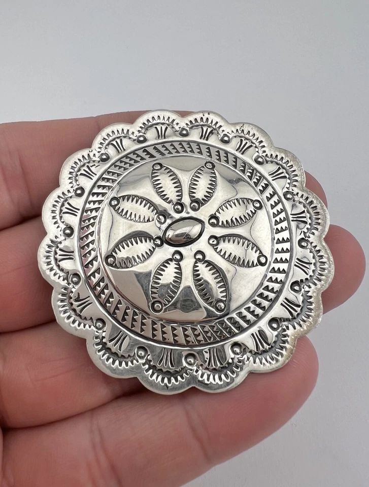 SUZIE JAMES NAVAJO STERLING SILVER DEEP STAMPED ROUND CONCHO PIN BROOCH 2 1/8" (1 of 2)