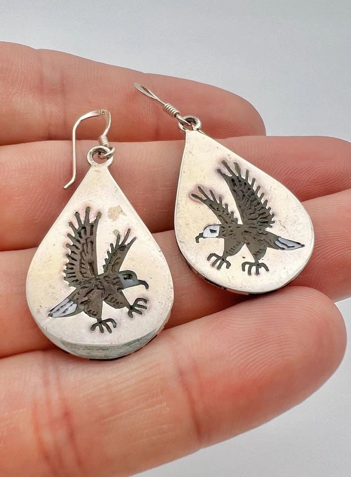 VTG ZUNI LW STERLING SILVER MULTI GEMSTONE FLUSH INLAY EAGLE DANGLE EARRINGS: VTG ZUNI LW STERLING SILVER MULTI GEMSTONE FLUSH INLAY EAGLE DANGLE EARRINGS Vtg Zuni LW Sterling Silver Multi Gemstone Flush Inlay Eagle Dangle Earrings Size: 1 3/4" Tall & 3/4" Wide Weight is 6.8 Gr