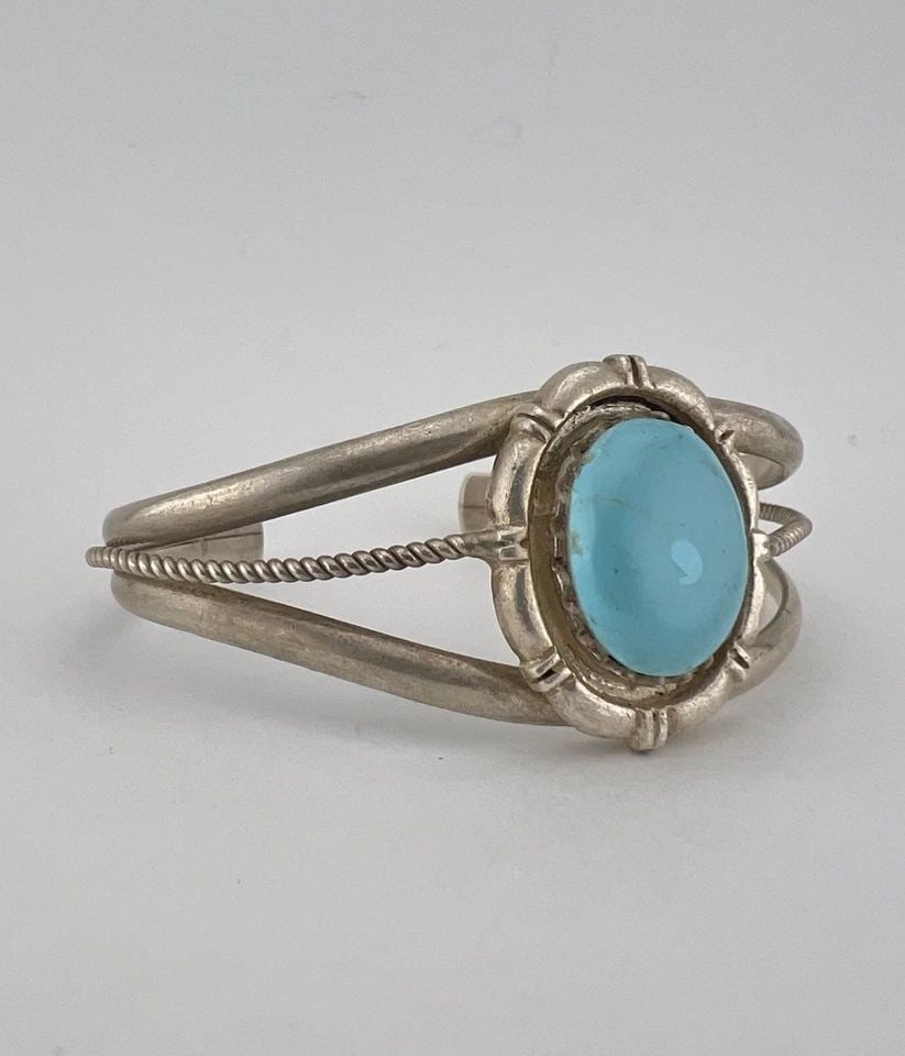 VINTAGE NAVAJO STERLING SILVER BLUE TURQUOISE STAMPED TWIST CUFF BRACELET: VINTAGE NAVAJO STERLING SILVER BLUE TURQUOISE STAMPED TWIST CUFF BRACELET Vintage Navajo Sterling Silver Blue Turquoise Stamped Twist Cuff Bracelet Cuff is 5 7/8" tip to Tip and has a 1" Adjustable Ga