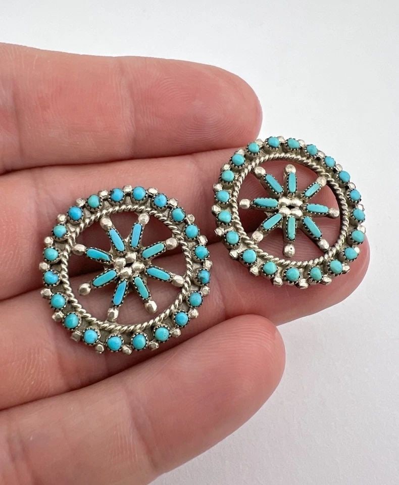 VTG ZUNI STERLING SILVER NEEDLEPOINT TURQUOISE FLOWER WAGON WHEEL POST EARRINGS (1 of 2)