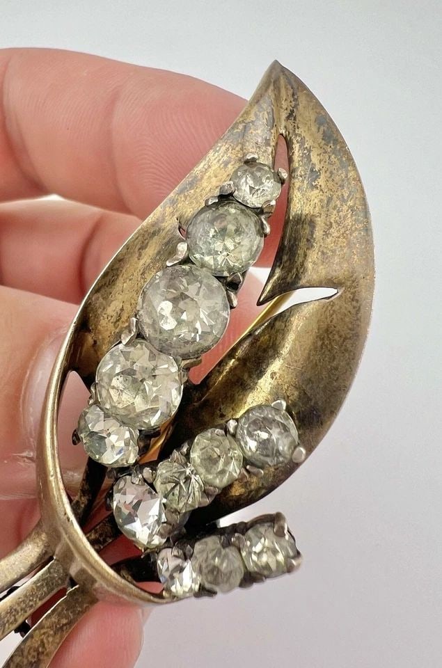VINTAGE MAZER GILT STERLING SILVER FLORAL RHINESTONE PIN BROOCH 3" -22.5G: VINTAGE MAZER GILT STERLING SILVER FLORAL RHINESTONE PIN BROOCH 3" -22.5G Vintage Mazer Gilt Sterling Silver Floral Rhinestone Pin Brooch 3" -22.5g Size: 3" Wide By 1 1/8" Wide Metal: Gilt Gold Sterli