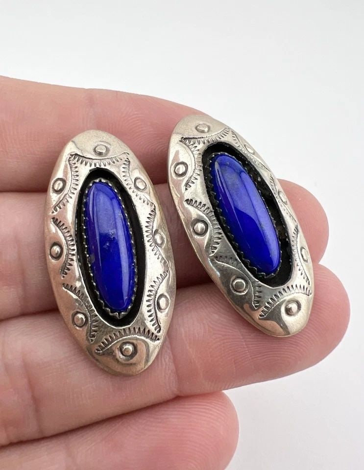 VTG NAVAJO STERLING SILVER LAPIS LAZULI STAMPED SHADOWBOX OVAL POST EARRINGS (1 of 2)