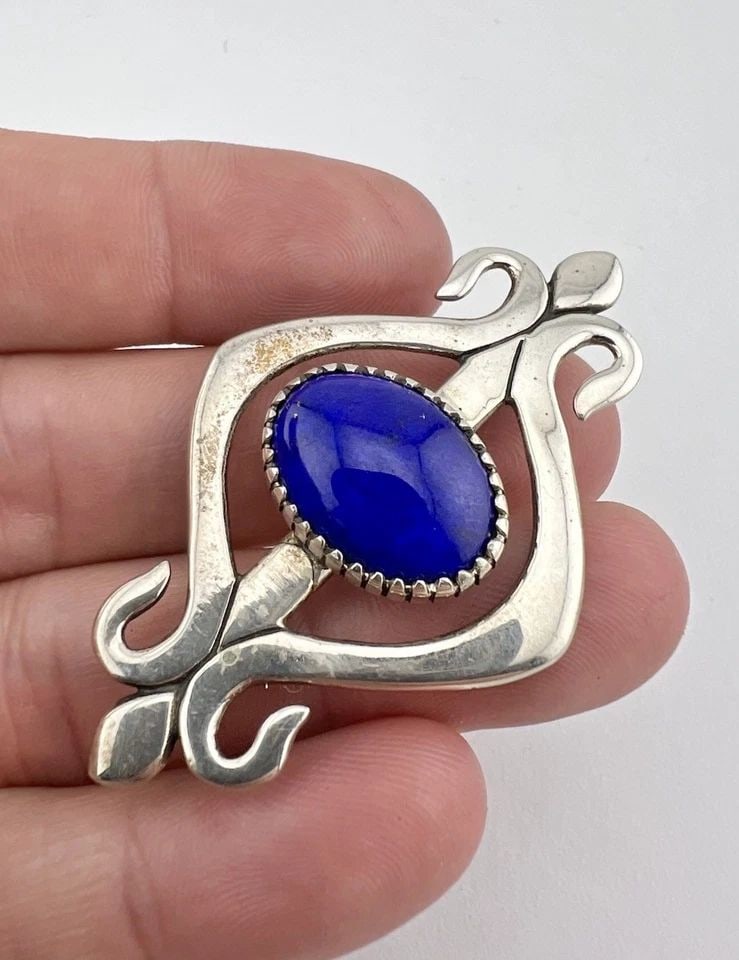 VTG NAVAJO STERLING SILVER NATURAL BLUE LAPIS LAZULI STAMPED PIN BROOCH 2.25": VTG NAVAJO STERLING SILVER NATURAL BLUE LAPIS LAZULI STAMPED PIN BROOCH 2.25" Vtg Navajo Sterling Silver Natural Blue Lapis Lazuli Stamped Pin Brooch 2.25" Size: 1 3/8" Tall & 2 1/4" Wide Metal: Sterl