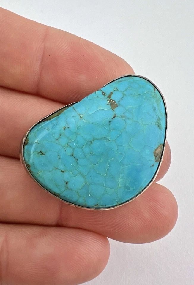 VTG NAVAJO STERLING SILVER NEVADA BLUE GEM TURQUOISE STAMPED BROOCH PIN 1 3/8": VTG NAVAJO STERLING SILVER NEVADA BLUE GEM TURQUOISE STAMPED BROOCH PIN 1 3/8" Vtg Navajo Sterling Silver Nevada Blue Gem Turquoise Stamped Brooch Pin 1 3/8" Size: 1" Tall by 1 3/8" Wide Metal: Sterli