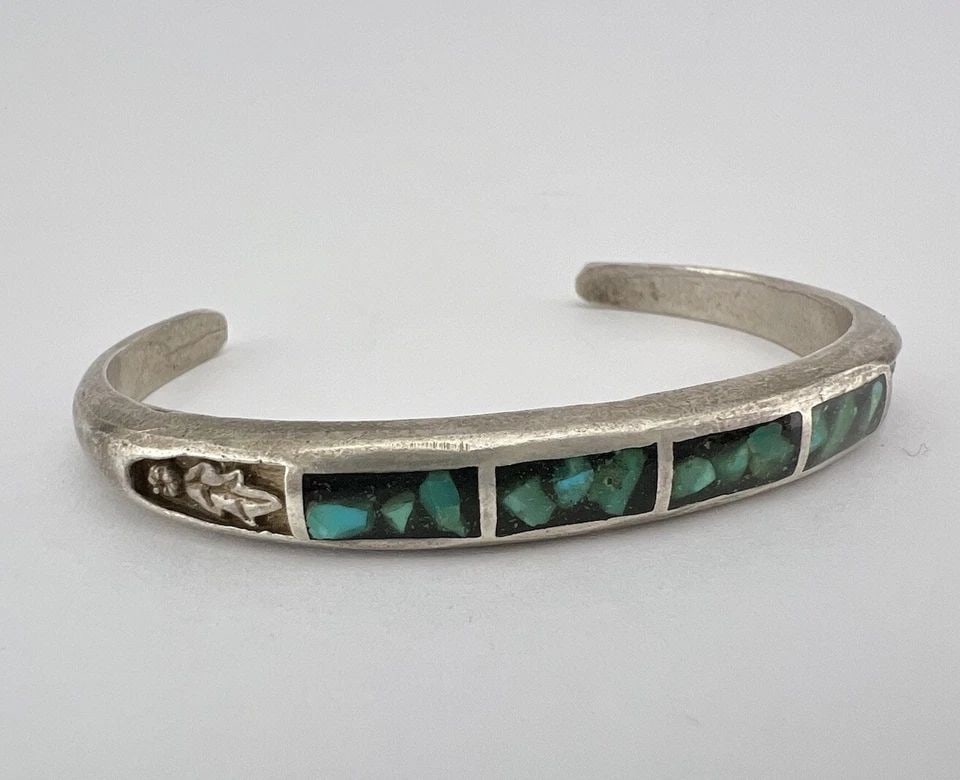VTG NAVAJO SANDCAST STERLING SILVER FLUSH CHIP CRUSHED TURQUOISE CUFF BRACELET (1 of 2)