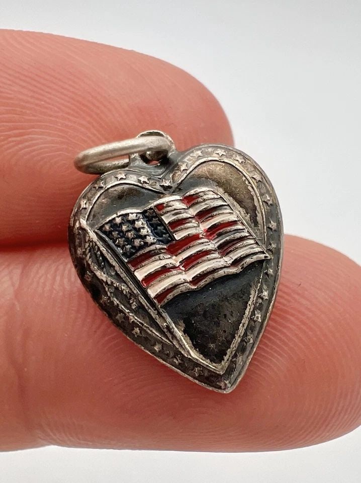 ANTIQUE STERLING SILVER RED WHITE & BLUE AMERICAN FLAG PUFFY HEART CHARM (1 of 2)