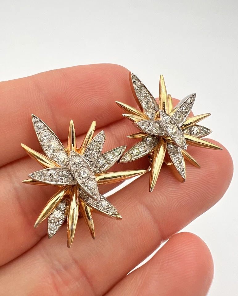 VINTAGE JOMAZ GOLD TONE RHINESTONES STARBURST CLIP EARRINGS: VINTAGE JOMAZ GOLD TONE RHINESTONES STARBURST CLIP EARRINGS Vintage Jomaz Gold Tone Rhinestones Starburst Clip Earrings Size: 1 1/8" Tall By 1" Wide Gold Tone Metal Weight is 12.7 Grams on my scale Am