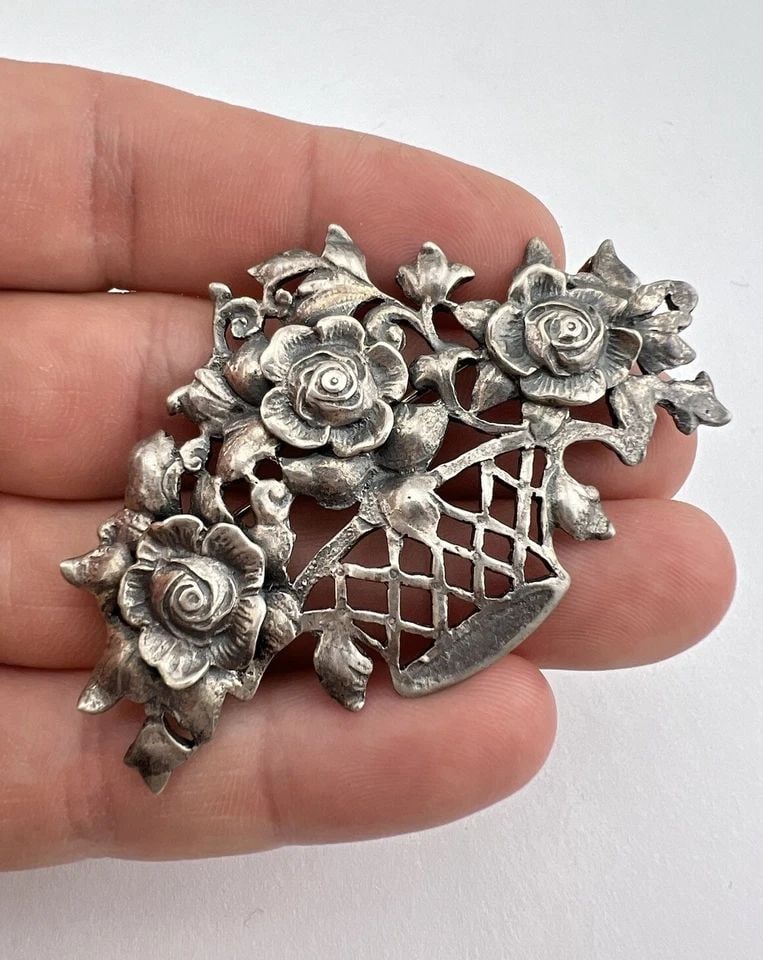 VINTAGE GUGLIELMO CINI STERLING SILVER FLORAL BOUQUET BASKET PIN BROOCH 2 5/8": VINTAGE GUGLIELMO CINI STERLING SILVER FLORAL BOUQUET BASKET PIN BROOCH 2 5/8" Vintage Guglielmo Cini Sterling Silver Floral Bouquet Basket Pin Brooch 2 5/8" Size: 1 5/8" Tall & 2 5/8" Wide Metal: Ste