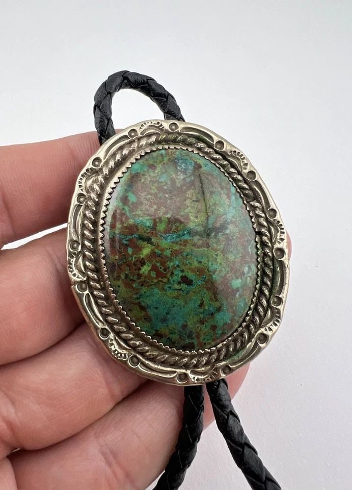 VINTAGE NAVAJO NICKEL SILVER NATURAL GREEN AGATE STAMPED OVAL BOLO TIE 2 1/8" #2: VINTAGE NAVAJO NICKEL SILVER NATURAL GREEN AGATE STAMPED OVAL BOLO TIE 2 1/8" #2 Vintage Navajo Nickel Silver Natural Green Agate Stamped Oval Bolo Tie 2 1/8" #2 Size: 2 1/8" Tall by 1 3/4" Wide Weigh