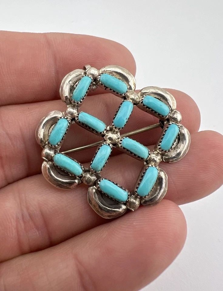 VINTAGE ZUNI STERLING SILVER TURQUOISE ROUND CLUSTER PIN BROOCH PENDANT 1.5": VINTAGE ZUNI STERLING SILVER TURQUOISE ROUND CLUSTER PIN BROOCH PENDANT 1.5" Vintage Zuni Sterling Silver Turquoise Round Cluster Pin Brooch Pendant 1.5" Size: About 1 1/2" Tall & Over 1 1/4" Wide Wei