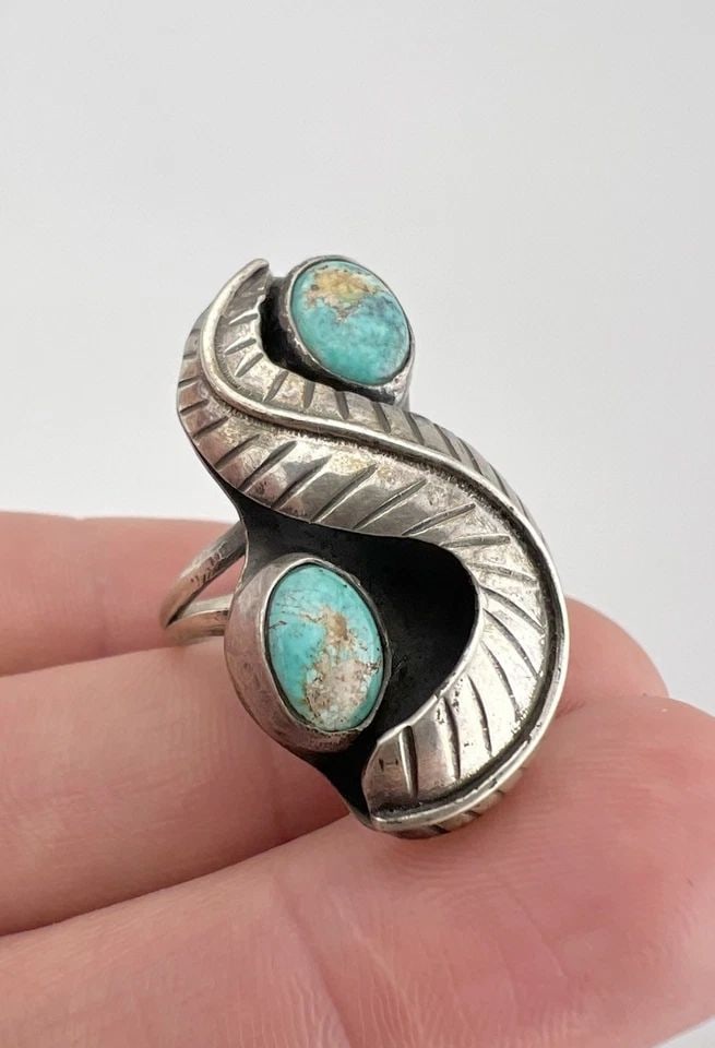 VTG NAVAJO STERLING SILVER KINGMAN TURQUOISE STAMPED FEATHER LARGE RING: VTG NAVAJO STERLING SILVER KINGMAN TURQUOISE STAMPED FEATHER LARGE RING Vtg Navajo Sterling Silver Kingman Turquoise Stamped Feather Large Ring Ring Size: 7.5 - Can Be Re Sized Weight is 7.8 Grams on 