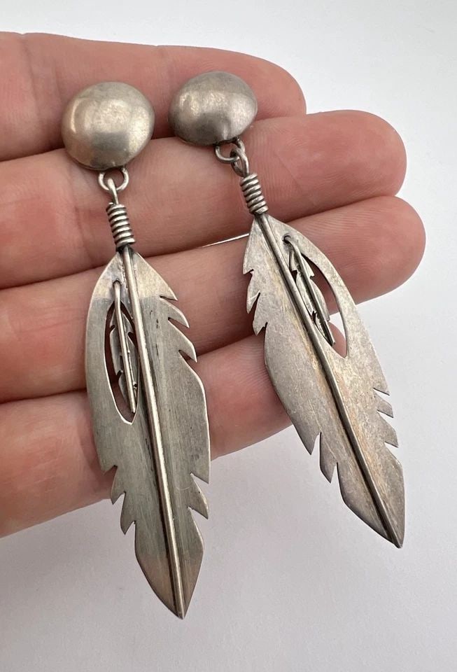 VINTAGE NAVAJO STERLING SILVER DETAILED STAMPED FEATHER POST EARRINGS 3" (1 of 2)