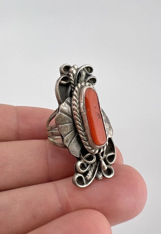 VINTAGE NAVAJO STERLING SILVER RED MEDITERRANEAN CORAL 1.5" LONG RING: VINTAGE NAVAJO STERLING SILVER RED MEDITERRANEAN CORAL 1.5" LONG RING Vintage Navajo Sterling Silver Red Mediterranean Coral 1.5" Long Ring Ring Size: 6 - Can Be Re Sized Weight is 11.9 Grams on my sc
