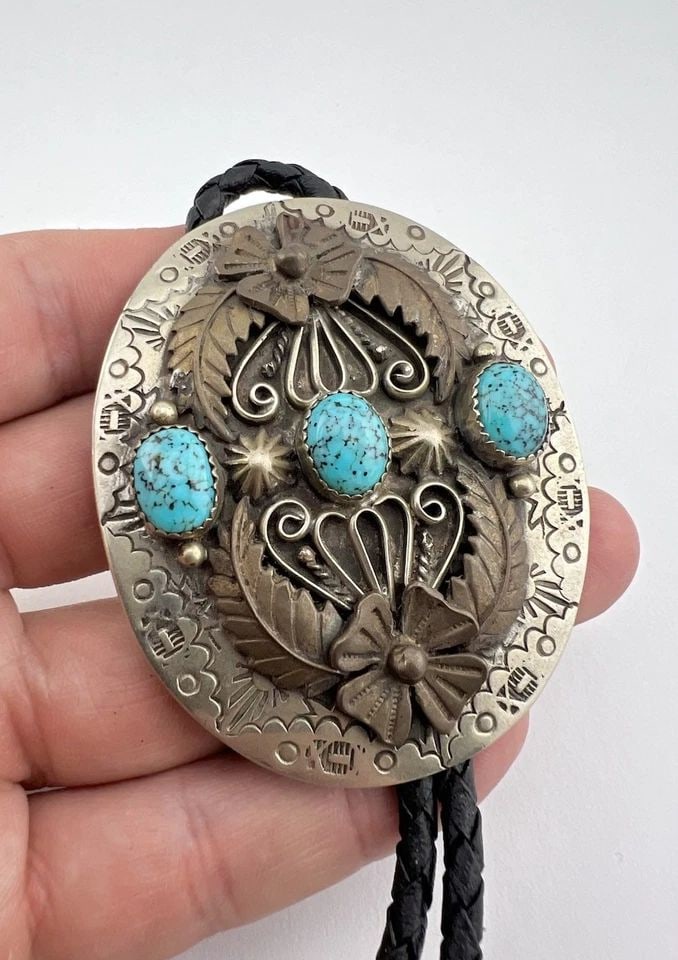 VTG NAVAJO NICKEL SILVER HIGH GRADE KINGMAN TURQUOISE STAMPED OVAL BOLO TIE 2.5": VTG NAVAJO NICKEL SILVER HIGH GRADE KINGMAN TURQUOISE STAMPED OVAL BOLO TIE 2.5" Vtg Navajo Nickel Silver High Grade Kingman Turquoise Stamped Oval Bolo Tie 2.5" Size: 2 1/2" Tall by 2 1/8" Wide Weigh