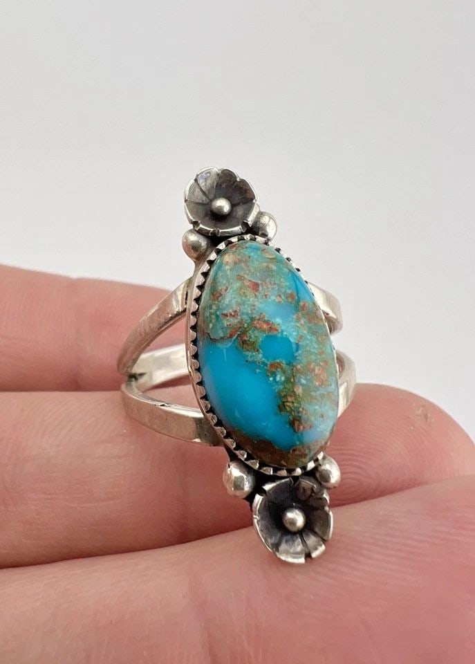 VINTAGE NAVAJO STERLING SILVER WEBBED BISBEE TURQUOISE STAMPED FLOWER RING #1: VINTAGE NAVAJO STERLING SILVER WEBBED BISBEE TURQUOISE STAMPED FLOWER RING #1 Vintage Navajo Sterling Silver Webbed Bisbee Turquoise Stamped Flower Ring Ring Size: 8 - Can Be Re Sized Weight is 6.2 Gr