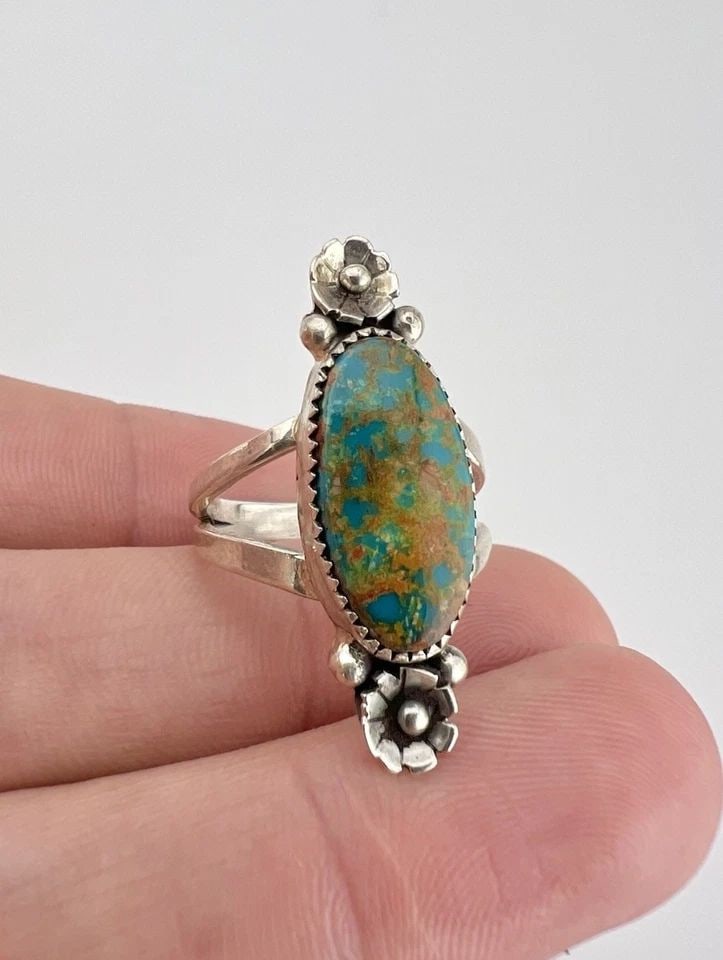VINTAGE NAVAJO STERLING SILVER WEBBED BISBEE TURQUOISE STAMPED FLOWER RING #4: VINTAGE NAVAJO STERLING SILVER WEBBED BISBEE TURQUOISE STAMPED FLOWER RING #4 Vintage Navajo Sterling Silver Webbed Bisbee Turquoise Stamped Flower Ring #4 Ring Size: 7.5 - Can Be Re Sized Weight is 5