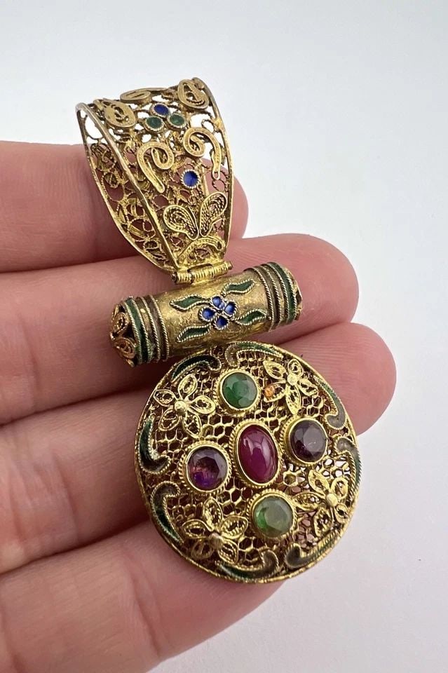 VTG CHINESE EXPORT GILT SILVER EMERALD RUBY AMETHYST FILIGREE ENAMEL PENDANT: VTG CHINESE EXPORT GILT SILVER EMERALD RUBY AMETHYST FILIGREE ENAMEL PENDANT Vtg Chinese Export Gilt Silver Emerald Ruby Amethyst Filigree Enamel Pendant Size: 2 3/8"Tall By 1 1/8" Wide at the Base Me