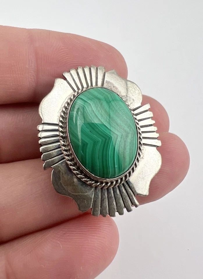 VTG WILL DENETDALE NAVAJO STERLING SILVER GREEN MALACHITE STAMPED BOLO TIE 1.25": VTG WILL DENETDALE NAVAJO STERLING SILVER GREEN MALACHITE STAMPED BOLO TIE 1.25" Vtg Will Denetdale Navajo Sterling Silver Green Malachite Stamped Bolo Tie 1.25" Size: 1 1/4" Tall by 1" Wide Weight is
