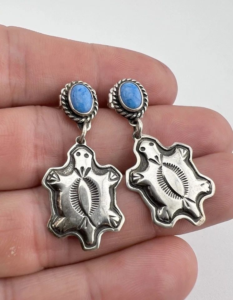 VTG NAVAJO STERLING SILVER DENIM BLUE LAPIS STAMPED TURTLE DANGLE POST EARRINGS (1 of 2)